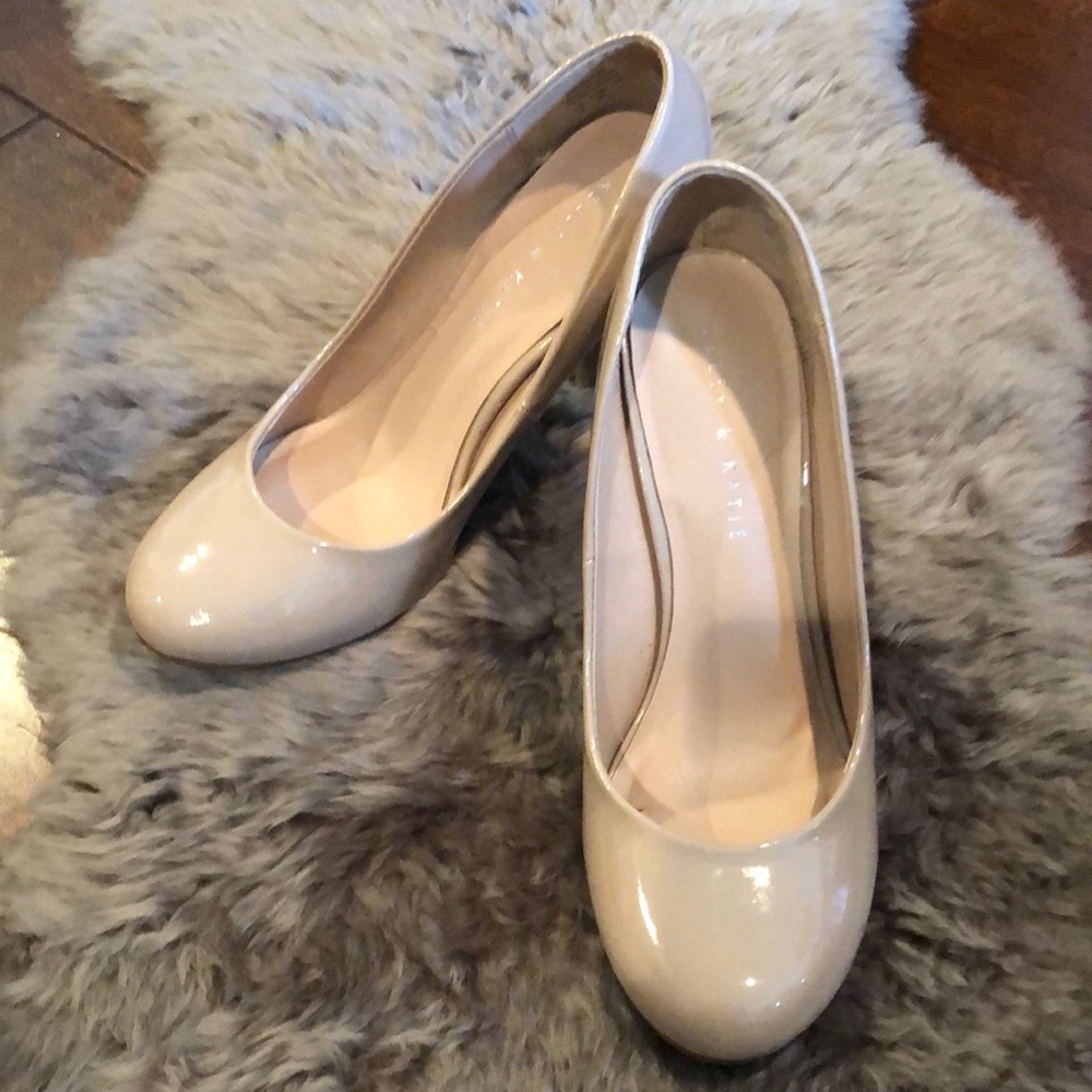 Kelly & Katie Nude Coderno pumps